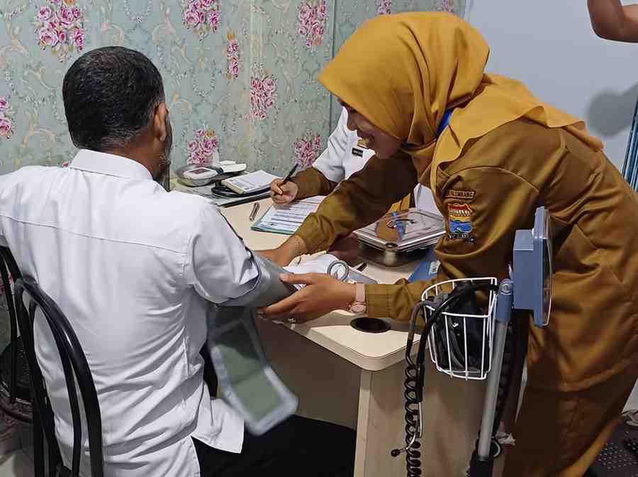 Salah seorang warga sedang melakukan Pemeriksaan Kesehatan Gratis program Presiden Prabowo Subianto di Puskesmas OPI Jakabaring, Senin (10/2/2025). Foto: Sumselheadline/Pitria.