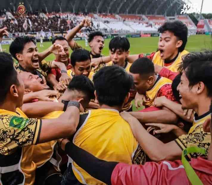Para pemain SFC euforia menyambut kemenangan atas PSMS Medan, Senin (10/2/2025). Foto: IG Sriwijayafc.id.