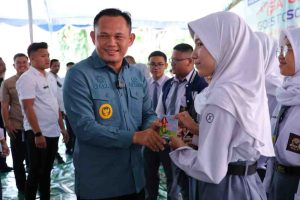 Pj Wali Kota Cheka Virogwansyah memberikan wadah minuman kepada para siswa yang ditukar dengan sampah plastik, Rabu (12/2/2025). Foto: Kominfo Palembang.