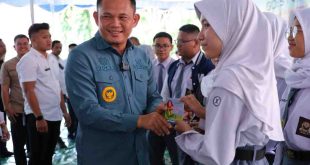 Pj Wali Kota Cheka Virogwansyah memberikan wadah minuman kepada para siswa yang ditukar dengan sampah plastik, Rabu (12/2/2025). Foto: Kominfo Palembang.