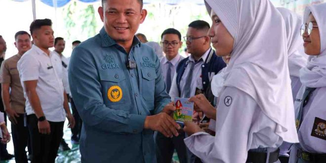 Pj Wali Kota Cheka Virogwansyah memberikan wadah minuman kepada para siswa yang ditukar dengan sampah plastik, Rabu (12/2/2025). Foto: Kominfo Palembang.