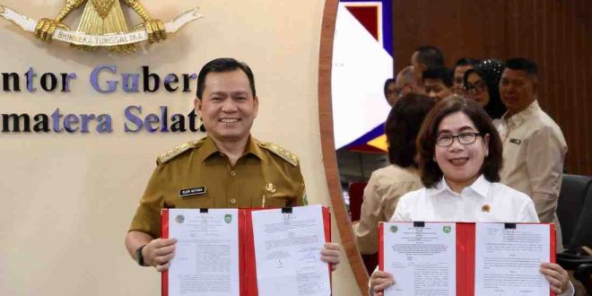 Penjabat Gubernur Sumatera Selatan (Sumsel) Elen Setiadi bersama Kepala Kantor Wilayah Badan Pertanahan Nasional Provinsi Sumsel Asnawati menandatangani Kesepakatan bersama bidang pertanahan, Selasa (4/2/2025). Foto: Humas Pemprov Sumsel.