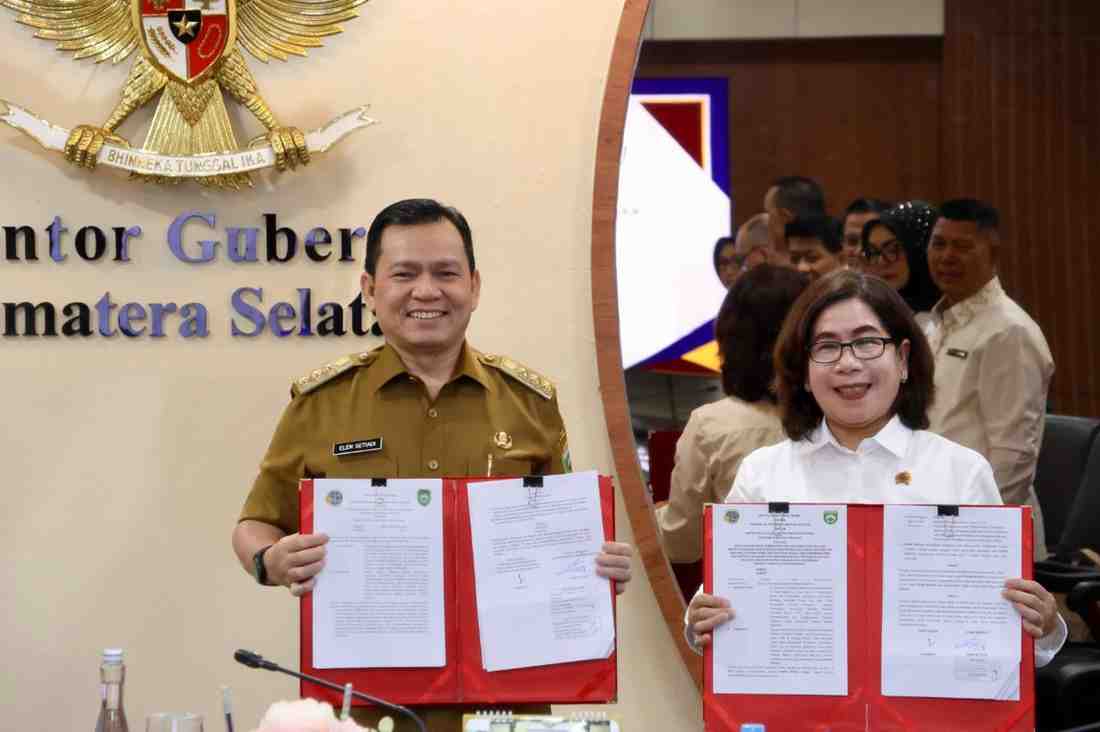 Penjabat Gubernur Sumatera Selatan (Sumsel) Elen Setiadi bersama Kepala Kantor Wilayah Badan Pertanahan Nasional Provinsi Sumsel Asnawati menandatangani Kesepakatan bersama bidang pertanahan, Selasa (4/2/2025). Foto: Humas Pemprov Sumsel.