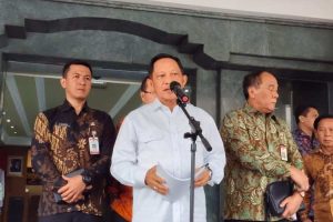 Mendagri, Tito Karnavian saat memberikan keterangan pers di Kemendagri, Jakarta, Jumat (31/1/2025). sore. Foto: Kompas.com.