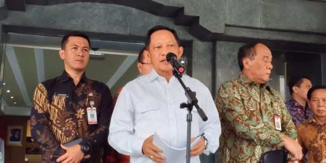 Mendagri, Tito Karnavian saat memberikan keterangan pers di Kemendagri, Jakarta, Jumat (31/1/2025). sore. Foto: Kompas.com.
