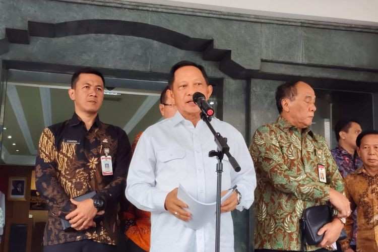 Mendagri, Tito Karnavian saat memberikan keterangan pers di Kemendagri, Jakarta, Jumat (31/1/2025). sore. Foto: Kompas.com.