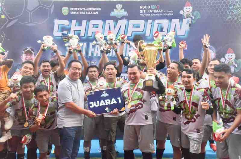Wagub Sumsel, Cik Ujang bersama tim-tim yang menjuarai Siti Fatimah Cup 2025. Foto: Humas Pemprov Sumsel.