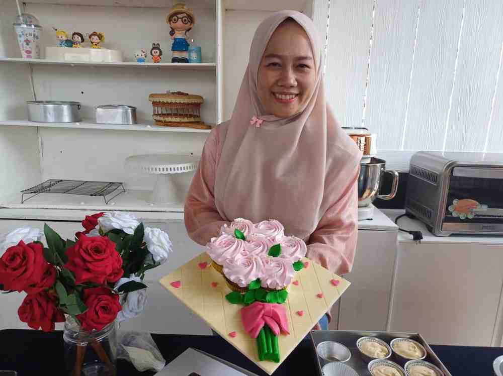 Cupcake Bunga untuk hadiah Valentine' Day buatan The Cure Cupcake di Jalan Seruni, Bukit Lama, Palembang. Foto: Sumselheadline/Pitria.