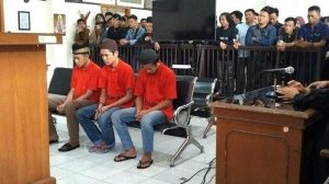 Para pelaku pembunuhan pegawai koperasi di Palembang yang divinsi mati majelis hakim PN Palembang, Selasa (25/2/2025). Foto: Tribunsumsel.com