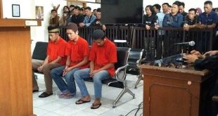 Para pelaku pembunuhan pegawai koperasi di Palembang yang divinsi mati majelis hakim PN Palembang, Selasa (25/2/2025). Foto: Tribunsumsel.com