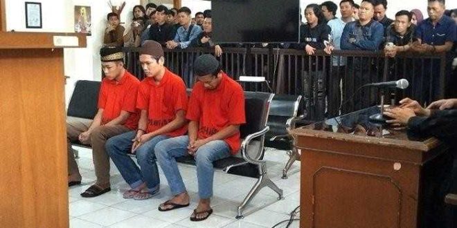Para pelaku pembunuhan pegawai koperasi di Palembang yang divinsi mati majelis hakim PN Palembang, Selasa (25/2/2025). Foto: Tribunsumsel.com