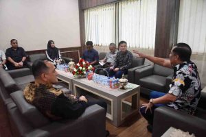 Wagub Sumsel, Cik Ujang bersama sejumlah pejabat Pemprov Sumsel saat duduk di ruang kerjanya, Sabtu (22/2/2025). Foto: Humas Pemprov Sumsel.
