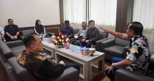 Wagub Sumsel, Cik Ujang bersama sejumlah pejabat Pemprov Sumsel saat duduk di ruang kerjanya, Sabtu (22/2/2025). Foto: Humas Pemprov Sumsel.