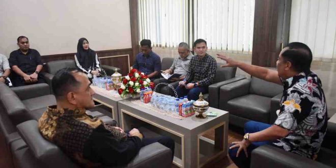 Wagub Sumsel, Cik Ujang bersama sejumlah pejabat Pemprov Sumsel saat duduk di ruang kerjanya, Sabtu (22/2/2025). Foto: Humas Pemprov Sumsel.