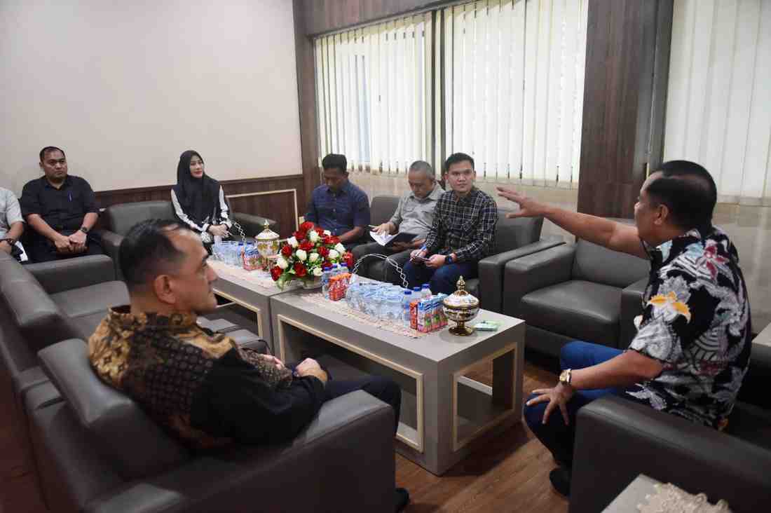 Wagub Sumsel, Cik Ujang bersama sejumlah pejabat Pemprov Sumsel saat duduk di ruang kerjanya, Sabtu (22/2/2025). Foto: Humas Pemprov Sumsel.
