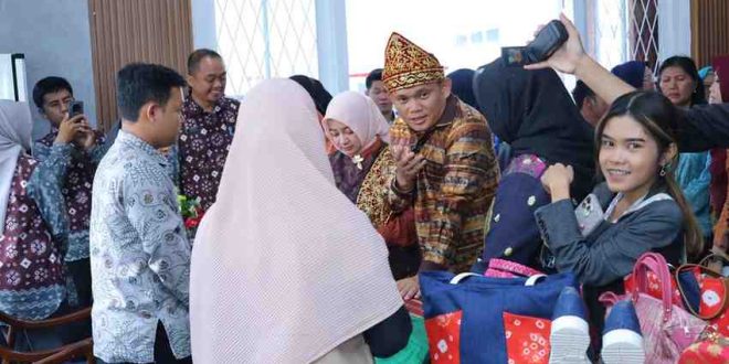 Penjabat Walikota Palembang, Cheka Virgowansyah hadir di galeri Dewan Kerajinan Nasional Daerah (Dekranasda) Palembang, Senin (17/2/2025). Foto: Kominfo Palembang.