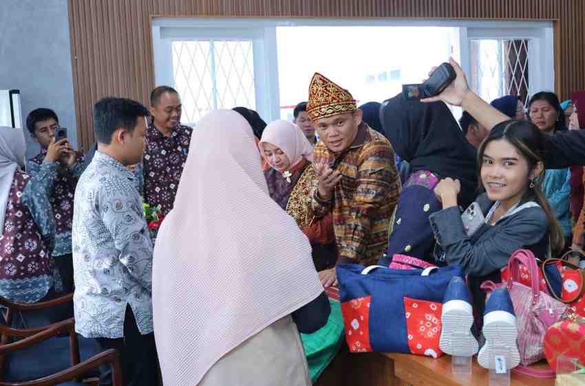 Penjabat Walikota Palembang, Cheka Virgowansyah hadir di galeri Dewan Kerajinan Nasional Daerah (Dekranasda) Palembang, Senin (17/2/2025). Foto: Kominfo Palembang.