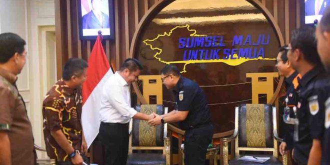 Gubernur Sumsel, Hermen Deru menerima kunjungan Direktur Pengembangan Usaha PT. Kereta Api Indonesia (KAI) Rudi As Aturridha dan jajaran bertempat Ruang Tamu Gubernur, Kamis (6/3/2025). Foto: Humas Pemprov Sumsel.