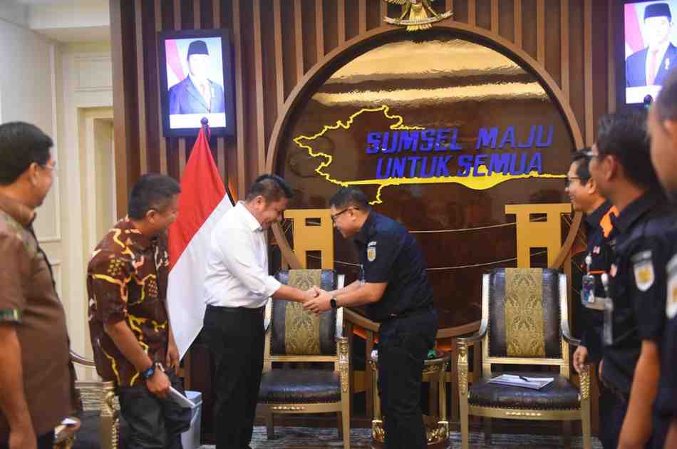Gubernur Sumsel, Hermen Deru menerima kunjungan Direktur Pengembangan Usaha PT. Kereta Api Indonesia (KAI) Rudi As Aturridha dan jajaran bertempat Ruang Tamu Gubernur, Kamis (6/3/2025). Foto: Humas Pemprov Sumsel.