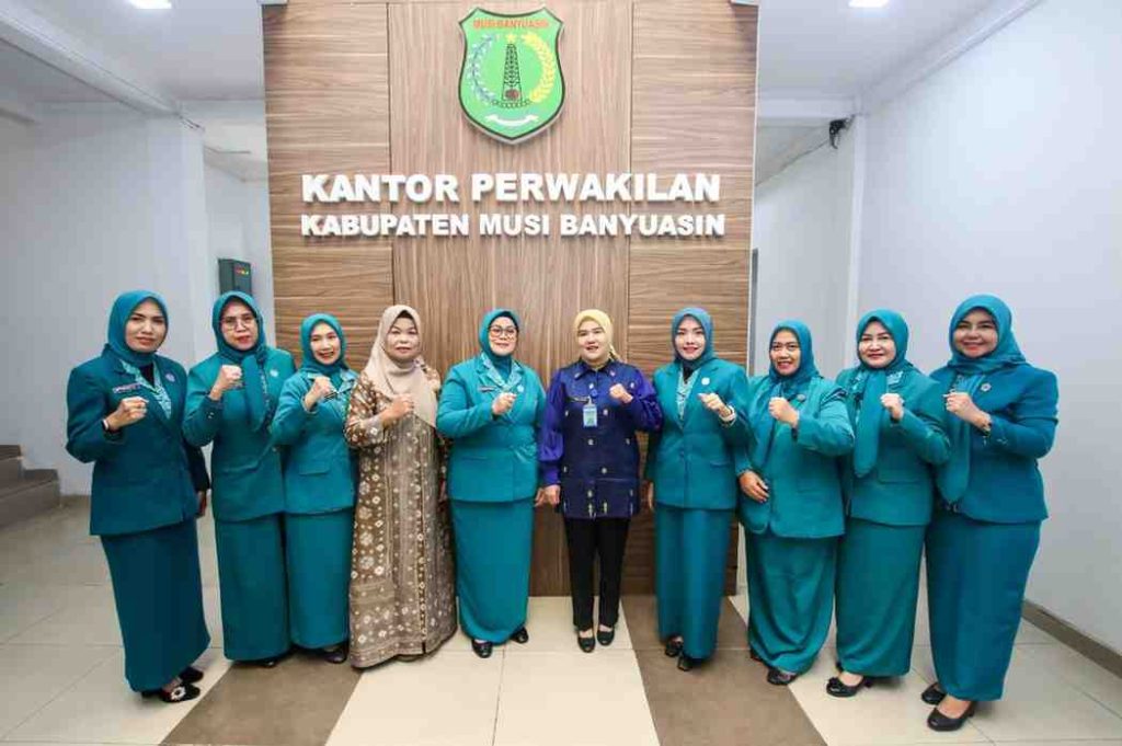 Hj Triana Sandi Fahlepi menyerahkan tongkat kepemimpinan TP PKK Muba kepada HJ Patimah Toha, Sabtu (8/3/2025). Foto: Kominfo Muba.