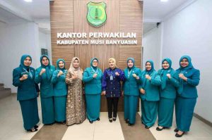 Hj Triana Sandi Fahlepi menyerahkan tongkat kepemimpinan TP PKK Muba kepada HJ Patimah Toha, Sabtu (8/3/2025). Foto: Kominfo Muba.