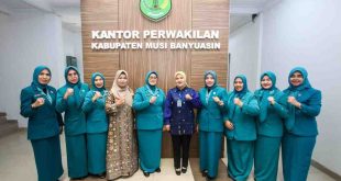 Hj Triana Sandi Fahlepi menyerahkan tongkat kepemimpinan TP PKK Muba kepada HJ Patimah Toha, Sabtu (8/3/2025). Foto: Kominfo Muba.