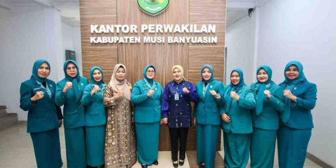 Hj Triana Sandi Fahlepi menyerahkan tongkat kepemimpinan TP PKK Muba kepada HJ Patimah Toha, Sabtu (8/3/2025). Foto: Kominfo Muba.