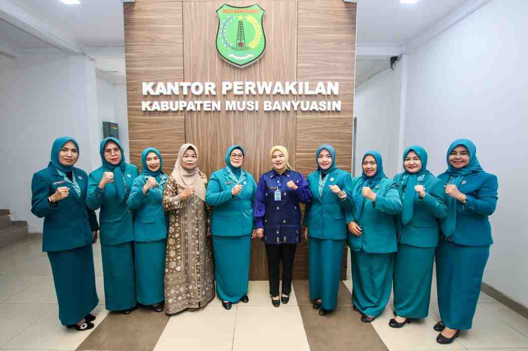 Hj Triana Sandi Fahlepi menyerahkan tongkat kepemimpinan TP PKK Muba kepada HJ Patimah Toha, Sabtu (8/3/2025). Foto: Kominfo Muba.