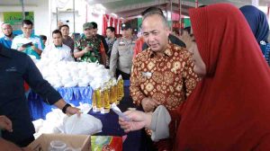 Sekda Muba, Apriyadi meninjau kegiatan operasi pasar di halaman kantor Camat Sekayu, Kamis (6/3/2025). Foto: Kominfo Muba.
