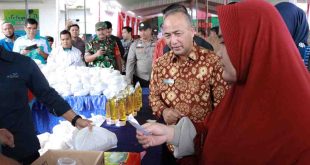 Sekda Muba, Apriyadi meninjau kegiatan operasi pasar di halaman kantor Camat Sekayu, Kamis (6/3/2025). Foto: Kominfo Muba.