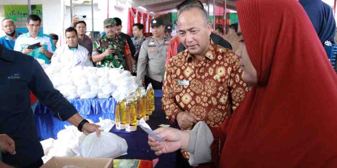 Sekda Muba, Apriyadi meninjau kegiatan operasi pasar di halaman kantor Camat Sekayu, Kamis (6/3/2025). Foto: Kominfo Muba.