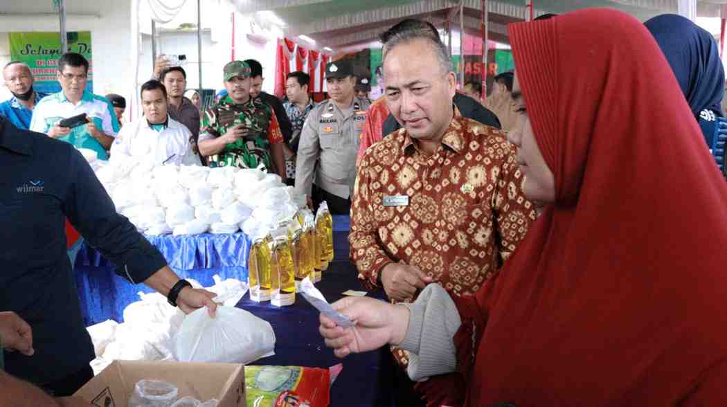 Sekda Muba, Apriyadi meninjau kegiatan operasi pasar di halaman kantor Camat Sekayu, Kamis (6/3/2025). Foto: Kominfo Muba.