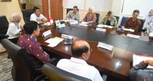 Gubernur Sumsel Herman Deru menerima audiensi Minister Counsellor, Ekonomi, Investasi, dan Infrastruktur Australian Embassy Jonathan Gilbert, bertempat di Ruang Tamu Gubernur Provinsi Sumsel, Kamis (13/3/2025) siang. Foto: Humas Pemprov Sumsel.