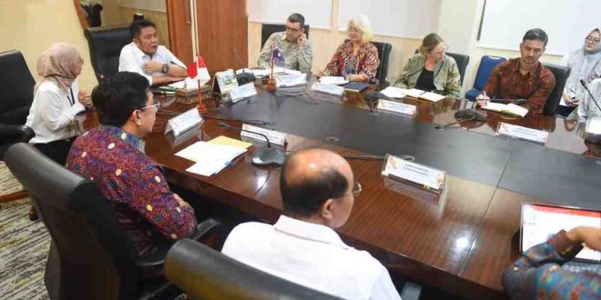 Gubernur Sumsel Herman Deru menerima audiensi Minister Counsellor, Ekonomi, Investasi, dan Infrastruktur Australian Embassy Jonathan Gilbert, bertempat di Ruang Tamu Gubernur Provinsi Sumsel, Kamis (13/3/2025) siang. Foto: Humas Pemprov Sumsel.