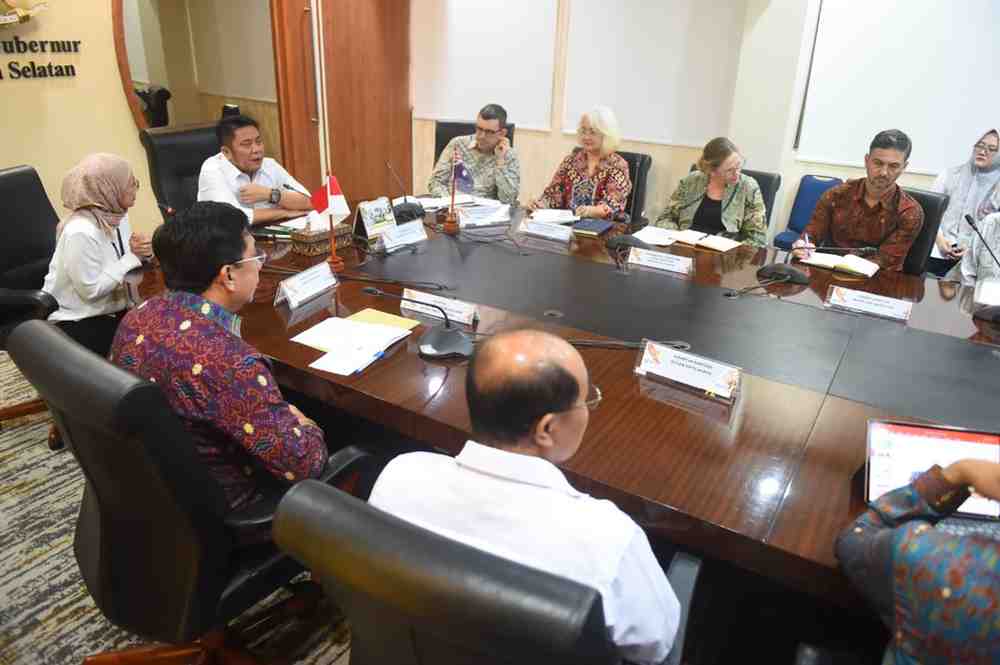 Gubernur Sumsel Herman Deru menerima audiensi Minister Counsellor, Ekonomi, Investasi, dan Infrastruktur Australian Embassy Jonathan Gilbert, bertempat di Ruang Tamu Gubernur Provinsi Sumsel, Kamis (13/3/2025) siang. Foto: Humas Pemprov Sumsel.