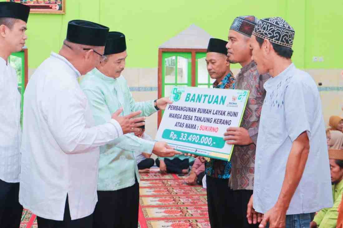 Wabup Muba, Rohman safari Ramadhan berlangsung di Masjid Jamiul Mukminun, Desa Seratus Lapan, Kecamatan Babat Supat, pada Jumat (21/3/2025). Foto: Kominfo Muba.