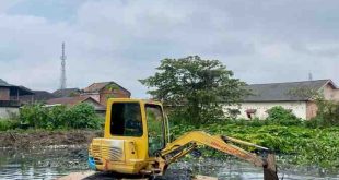 Alat berat yang melakukan pengerukan kolam retensi di kawasan MIN Palembang. Foto: Kominfo Palembang.