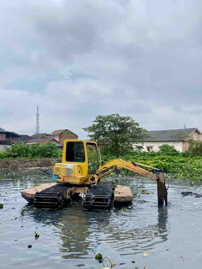 Alat berat yang melakukan pengerukan kolam retensi di kawasan MIN Palembang. Foto: Kominfo Palembang.