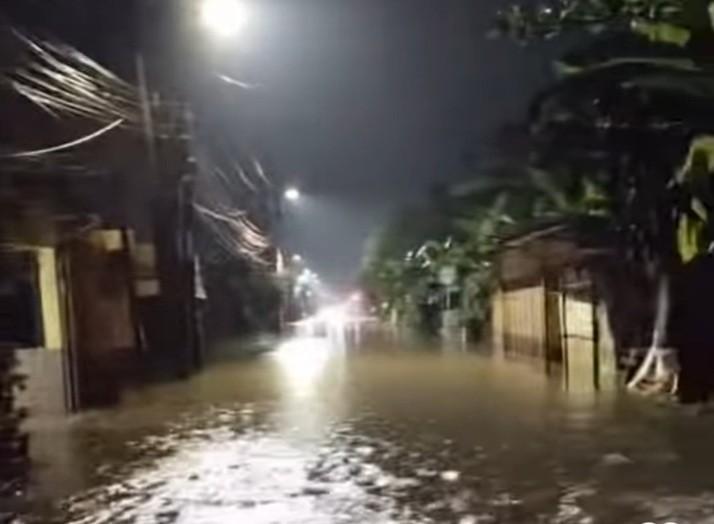Kondisi banjir di kawasan Jalan Pipa reja, Kemuning, Sabtu (9/3/2025) subuh. Foto: screenshot medsos.