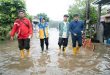 Walikota Palembang, Ratu Dewa saat meninjau banjir, Selasa (18/3/2025). Foto: Sumselheadline/Pitria.