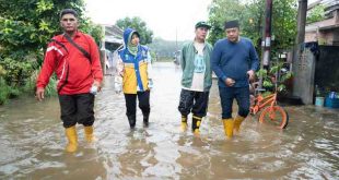 Walikota Palembang, Ratu Dewa saat meninjau banjir, Selasa (18/3/2025). Foto: Sumselheadline/Pitria.