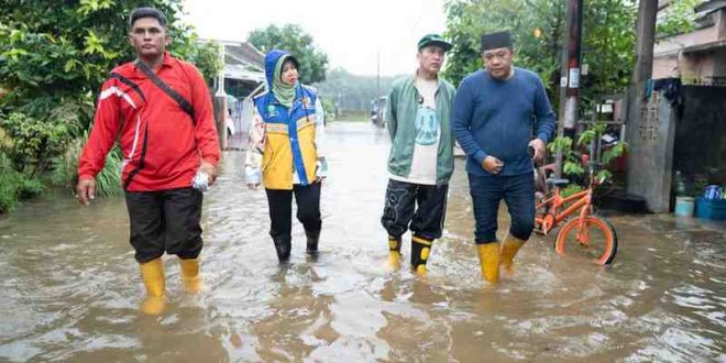 Walikota Palembang, Ratu Dewa saat meninjau banjir, Selasa (18/3/2025). Foto: Sumselheadline/Pitria.
