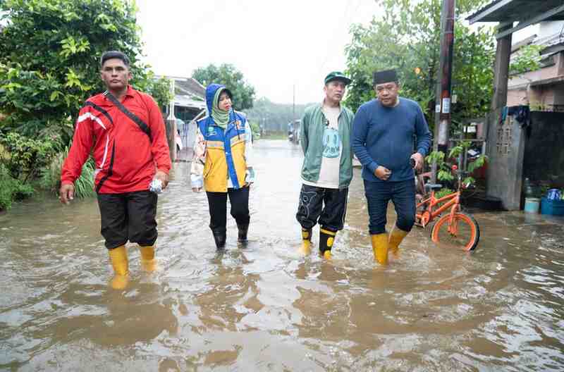 Walikota Palembang, Ratu Dewa saat meninjau banjir, Selasa (18/3/2025). Foto: Sumselheadline/Pitria.