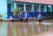 Kadisdik Palembang, Amri saat meninjau SDN 247 yang terendam banjir, Senin (17/3/2025). Foto: Kominfo Palembang.