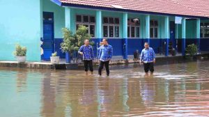 Kadisdik Palembang, Amri saat meninjau SDN 247 yang terendam banjir, Senin (17/3/2025). Foto: Kominfo Palembang.