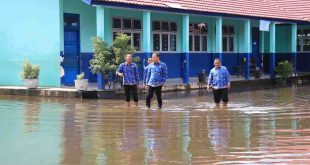 Kadisdik Palembang, Amri saat meninjau SDN 247 yang terendam banjir, Senin (17/3/2025). Foto: Kominfo Palembang.