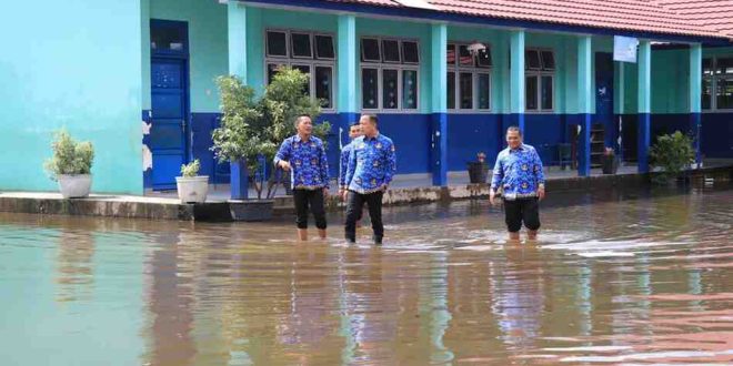 Kadisdik Palembang, Amri saat meninjau SDN 247 yang terendam banjir, Senin (17/3/2025). Foto: Kominfo Palembang.