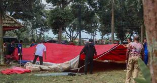 Tim gabungan BPBD dan lainnya menyiapkan sejumlah tenda antisipasi pengungsian korban banjir, Rabu (19/3/2025). Foto: Kominfo Muba.