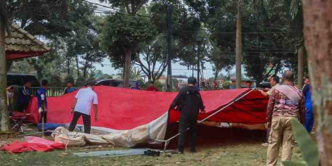 Tim gabungan BPBD dan lainnya menyiapkan sejumlah tenda antisipasi pengungsian korban banjir, Rabu (19/3/2025). Foto: Kominfo Muba.