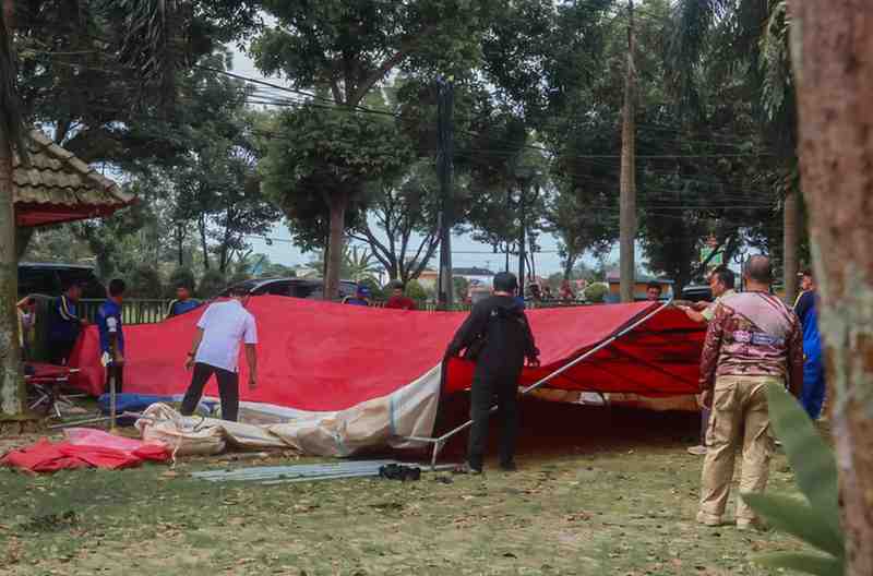 Tim gabungan BPBD dan lainnya menyiapkan sejumlah tenda antisipasi pengungsian korban banjir, Rabu (19/3/2025). Foto: Kominfo Muba.